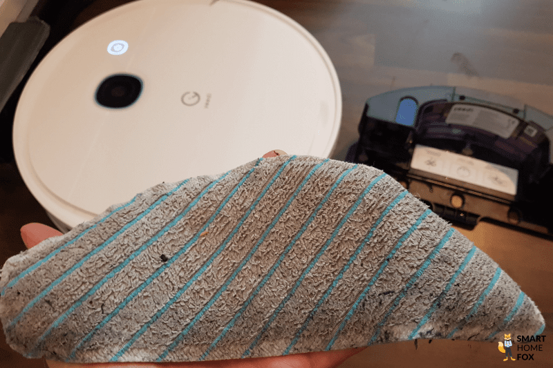 The dirty mop of a robot vacuum cleaner with mopping function is held in the hand after mopping